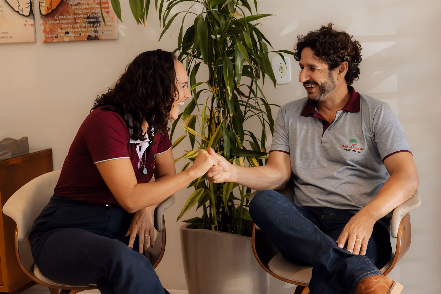 Ana e Haiquel conversando juntos na Clínica Haiquel Abjaude